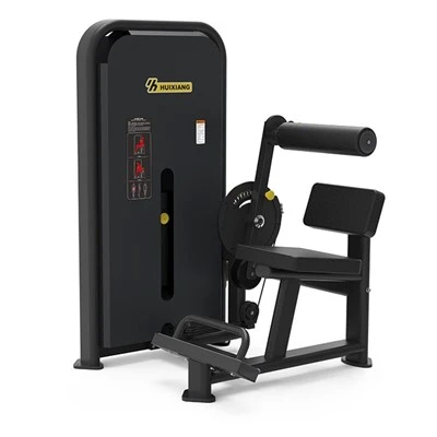 Entrenador abdominal sentado en gimnasio